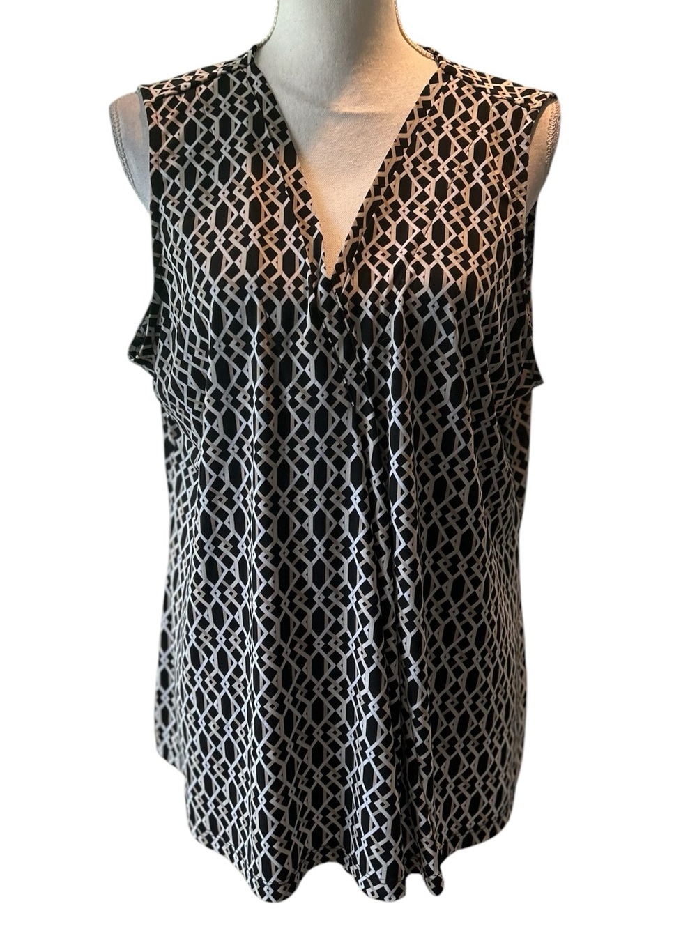 Dana Buchman Sleeveless Black & White Geometric V-Neck Top
